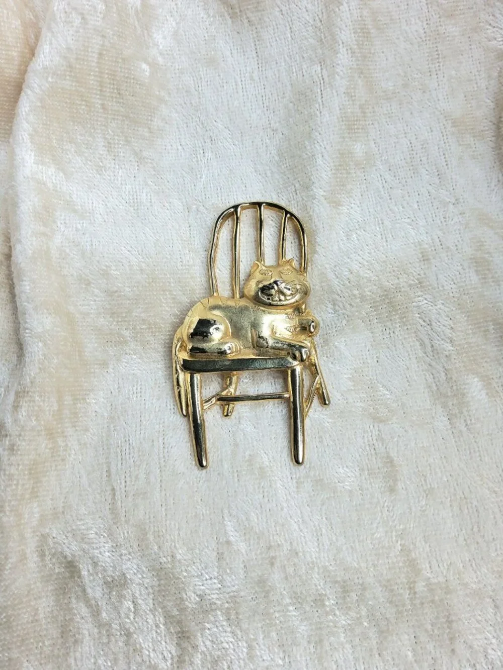 Vintage Signed JJ Jonette Goldtone Happy Smiling Cat In Chair Brooch/Pin